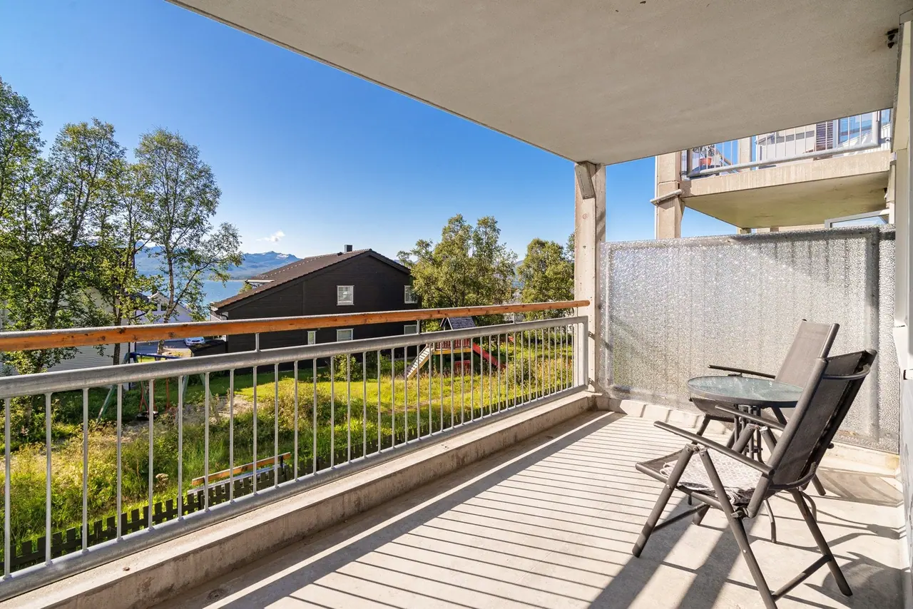 Overbygget vestvendt terrasse med god plass til utemøbler.