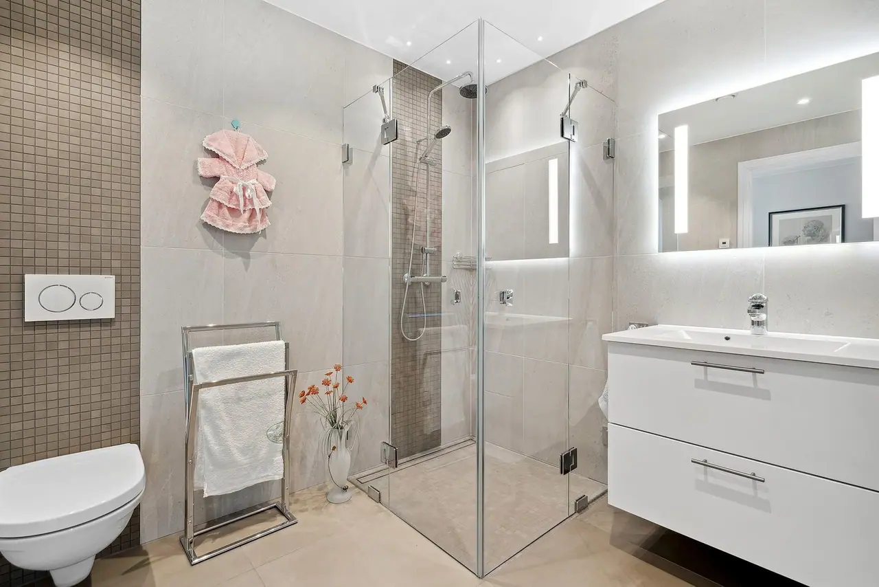 Hovedbad - Begge badene har lignende design og flislegging - Waterfalldusj!
