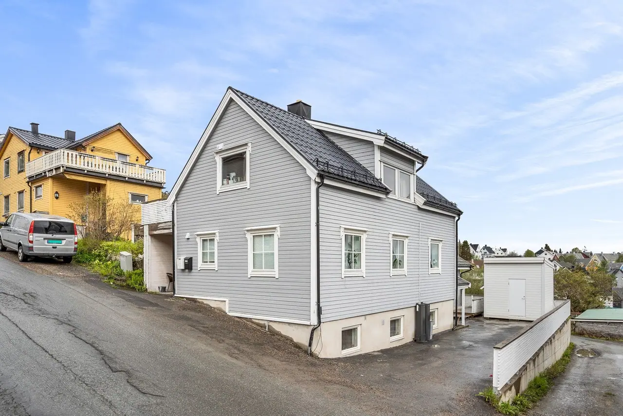 Det medfølger 1 parkeringsplass utenfor boligen.