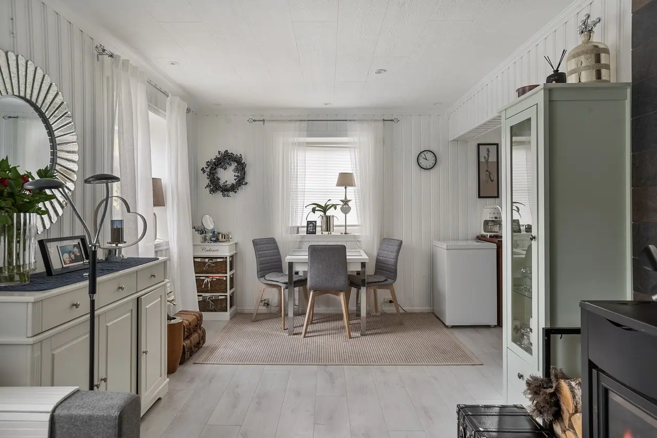 Stuen er romslig med god plass til spisebord ved kjøkken.