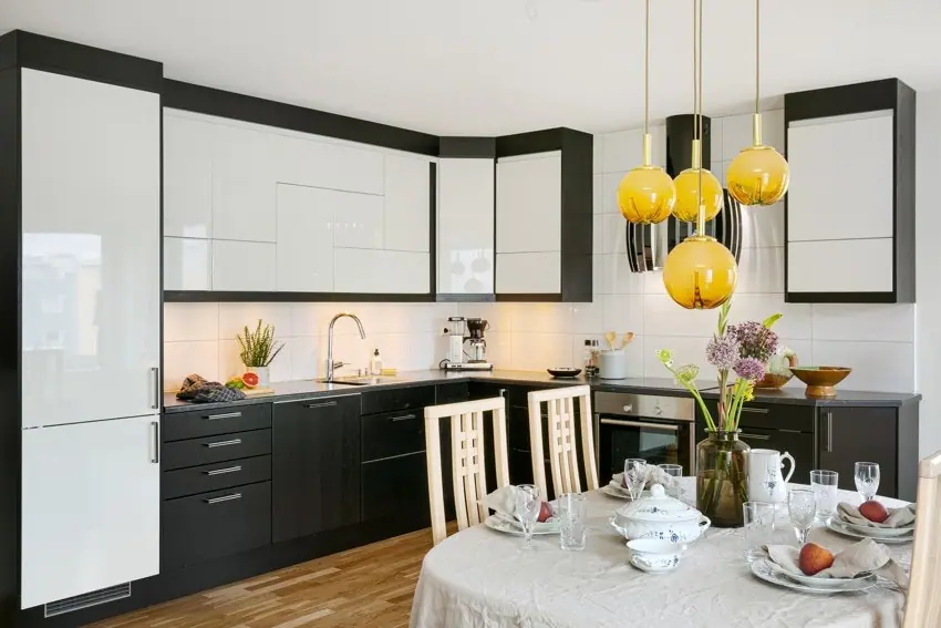 There is plenty of cupboard and worktop space, plus good task lighting over the worktop!