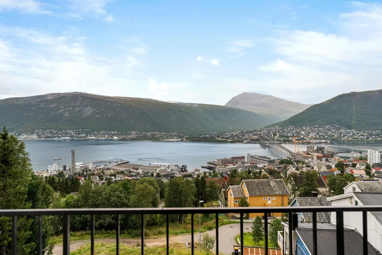 Leiligheten ligger i et rolig boligområde på toppen av Tromsøya med umiddelbar nærhet til dagligdagsvarebutikk med søndagsåpent, samt kort vei til gode tur- og rekreasjonsområder.