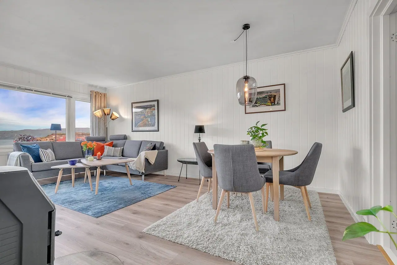 Lys og innbydende stue med god plass til sofakrok og spisebord.