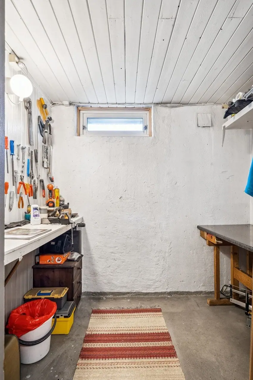 Godt med lagringsplass i kjeller med flere boder / verksted.