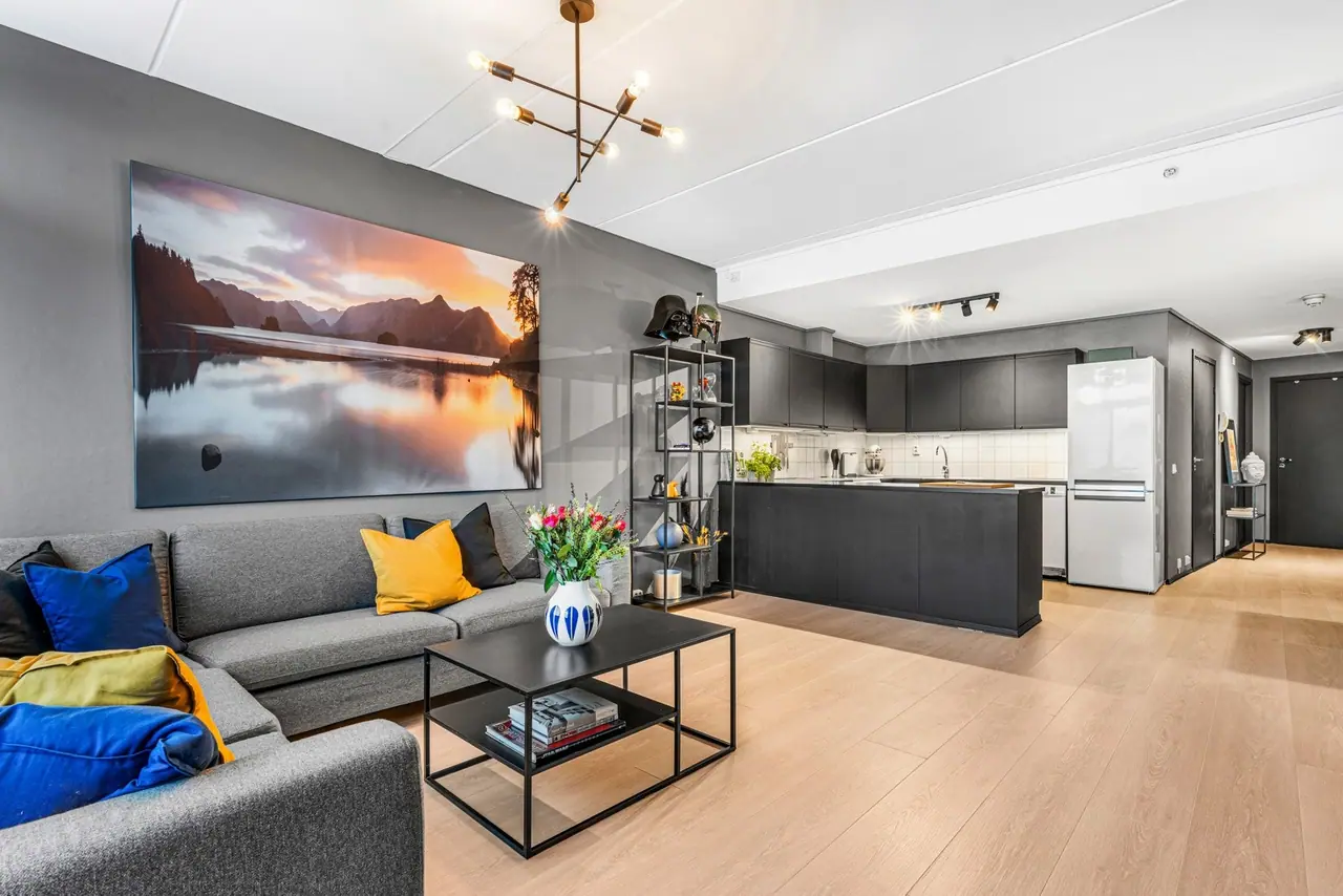 Attractive living room with stylish colour combinations and good furnishing options.