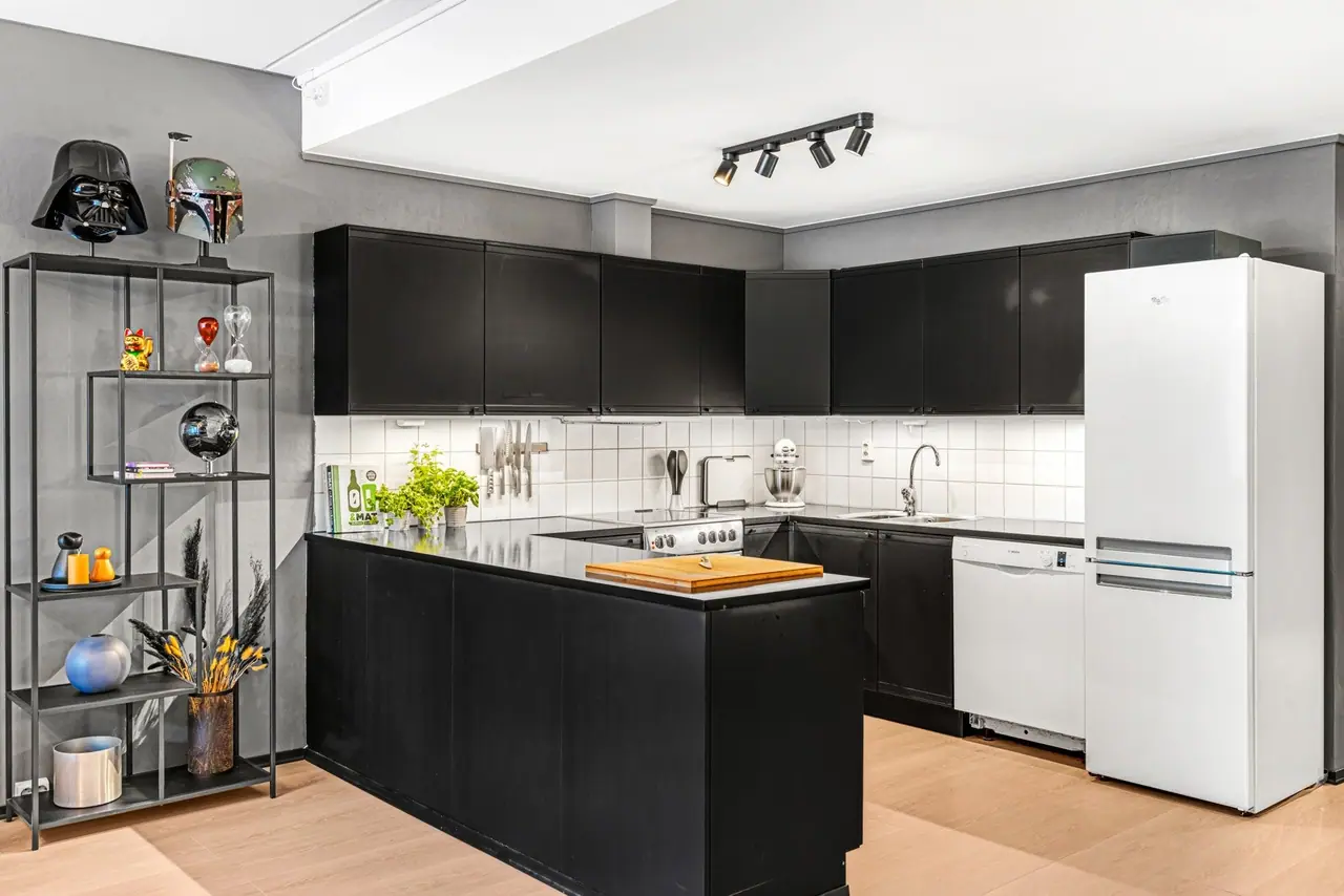 Kitchen with plenty of cupboard and worktop space.