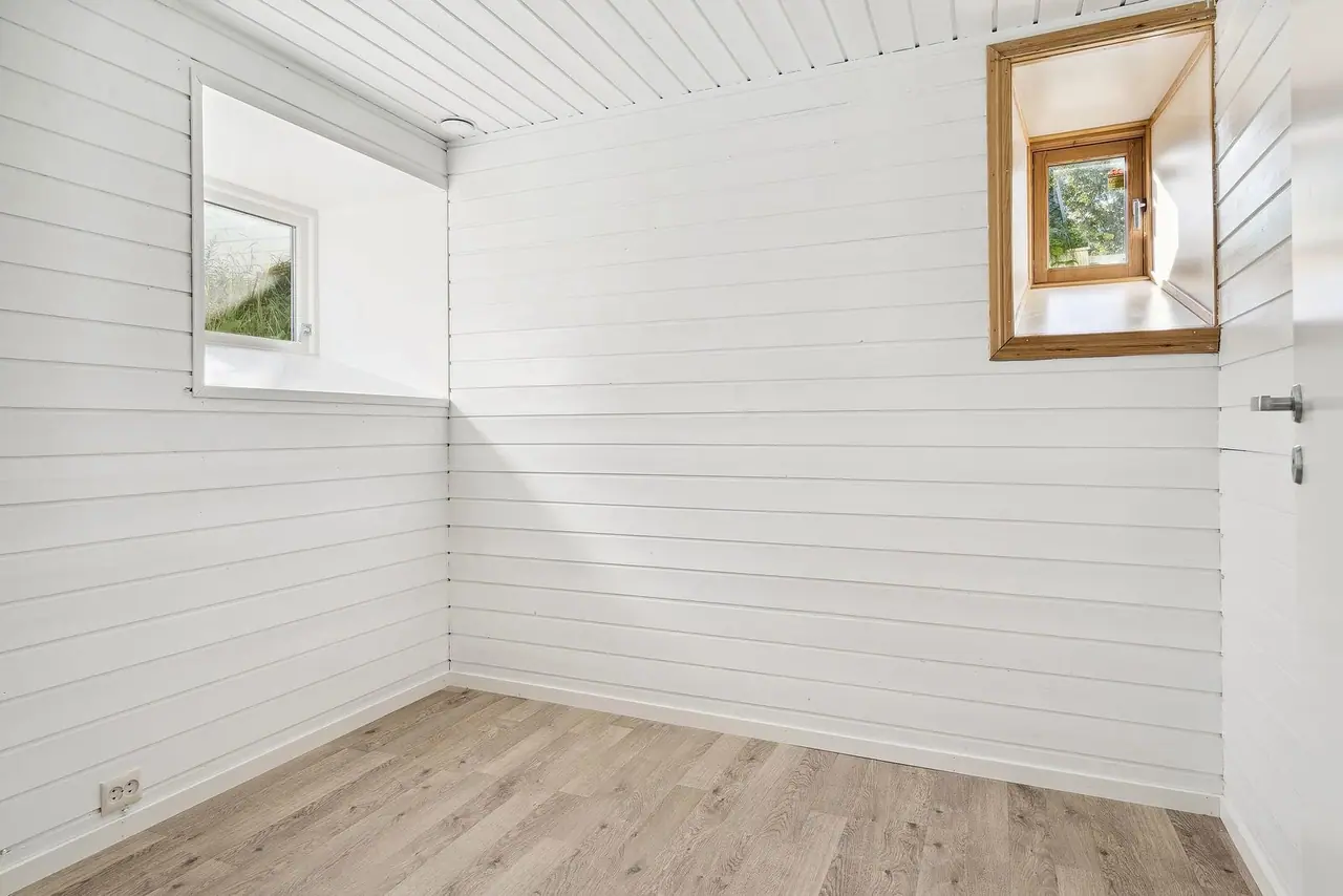 Soverom 1 - Lyst med vindu som gir innslipp av naturlig lys.