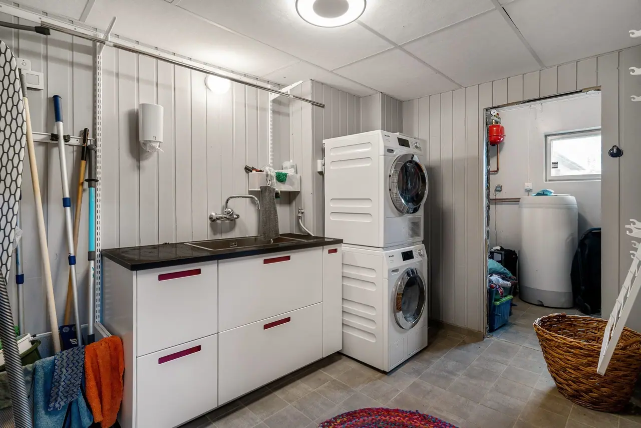 Vaskerom med vaskemaskin og tørketrommel.