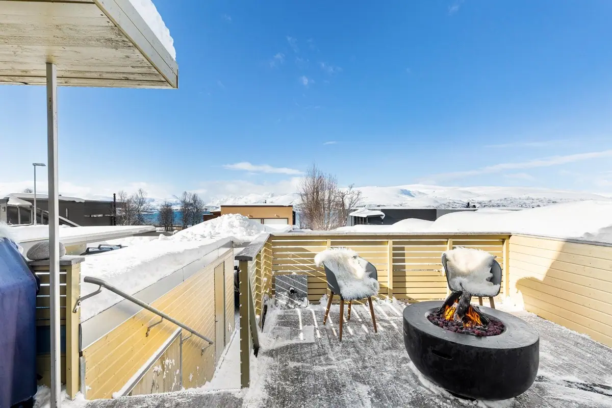 Veranda med god plass til å sette opp utemøbler og grill- Fantastisk utsikt over fjellene på Kvaløya!