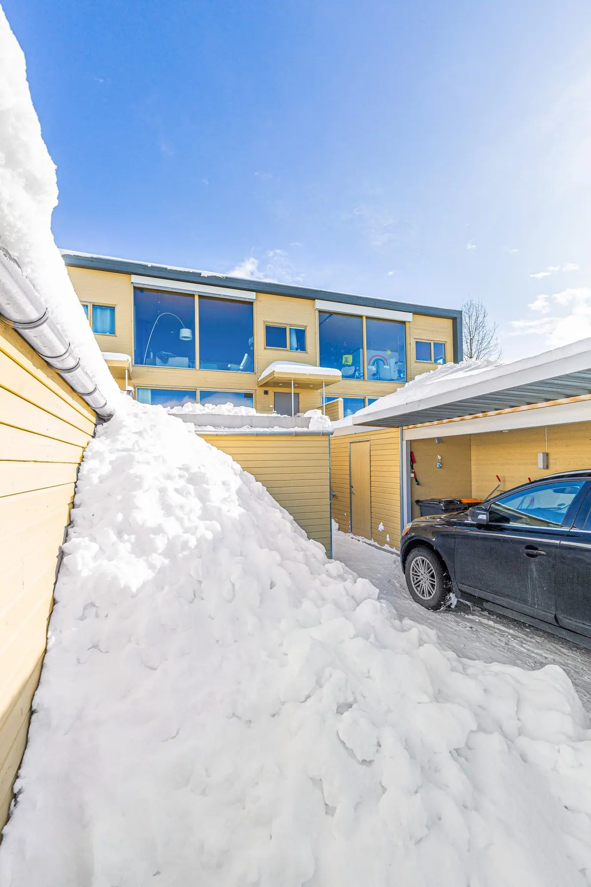 Parkeringsplass i carport og biloppstillingsplass rett utenfor boligen