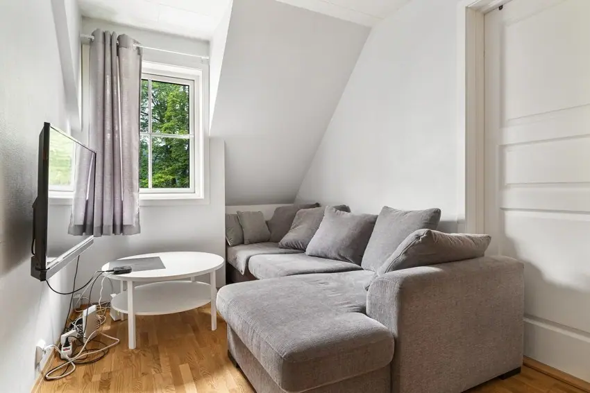 Lyst og innbydende stueområde, men vegghengt TV for mer funksjonalitet.