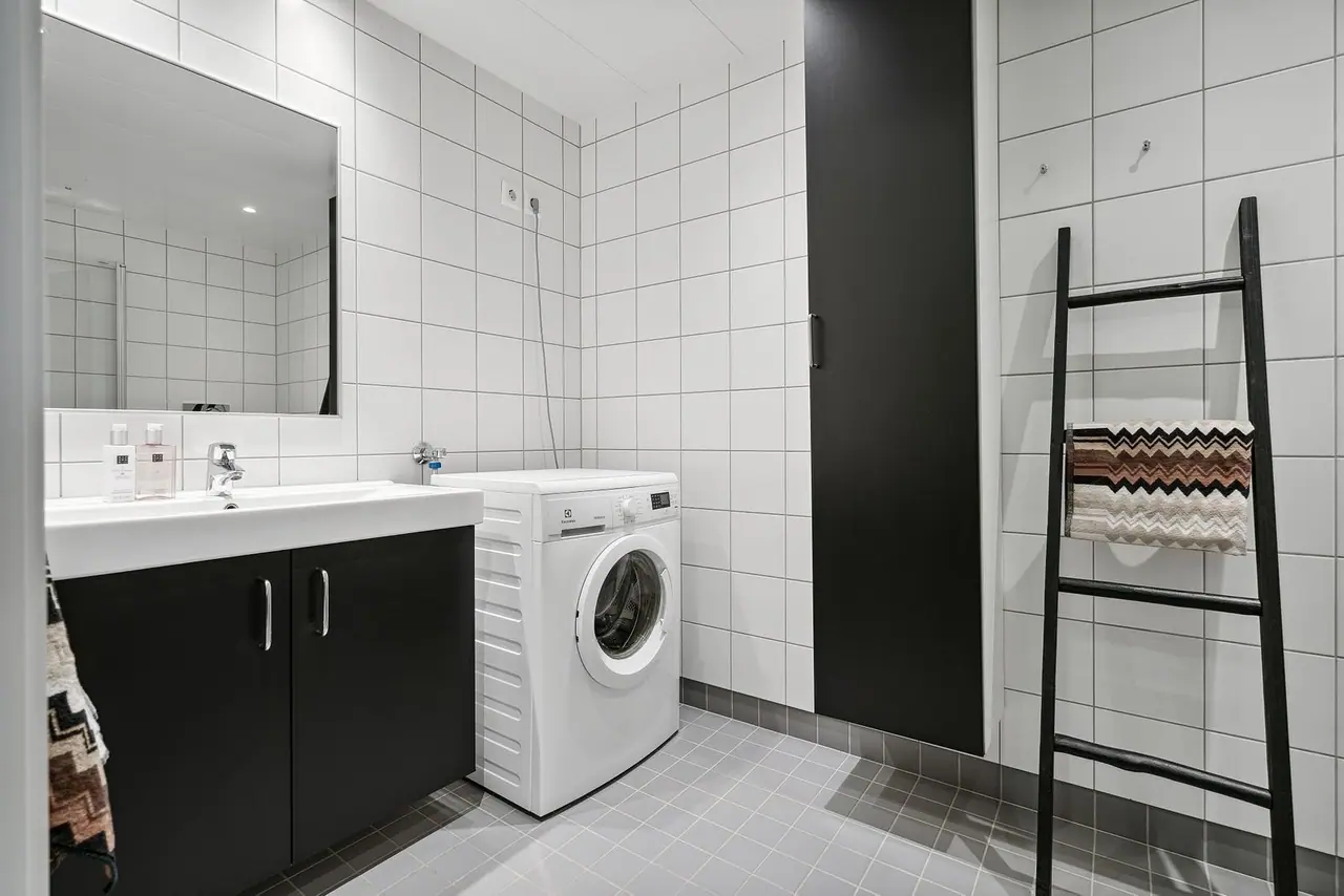 Moderne bad med flisbelagte vegger og gulv - Vaskemaskin medfølger.