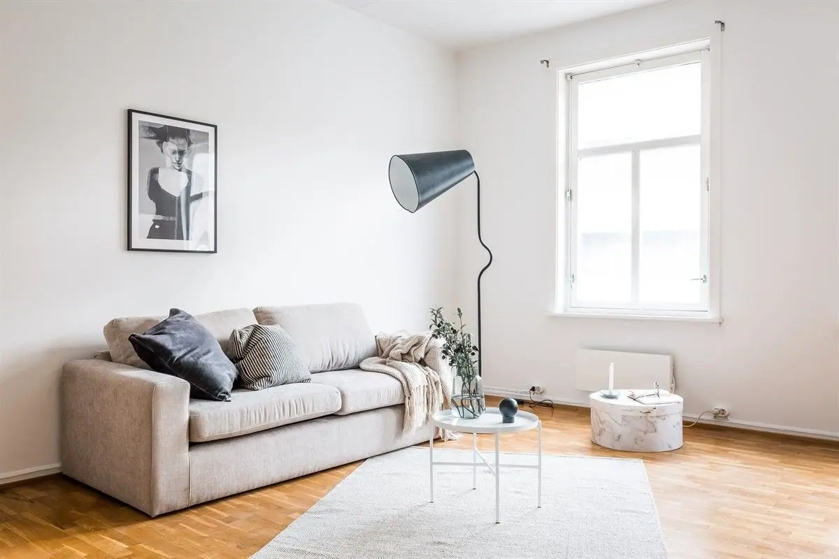 Lys og trivelig stue med lyse flater og store vindu!