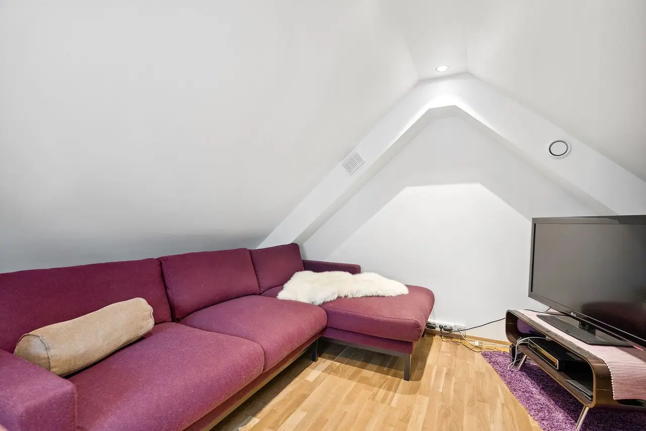 Samt med stor sofa og TV.