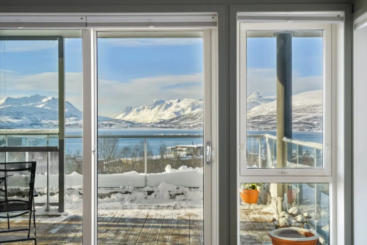 Leiligheten ligger i 3. etasje og har fin utsikt ut mot Kvaløya.